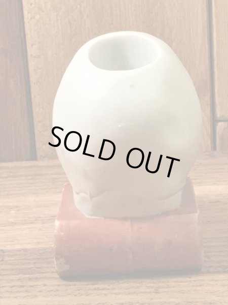 スカルオンブックの陶器製の50年代ビンテージマッチホルダー