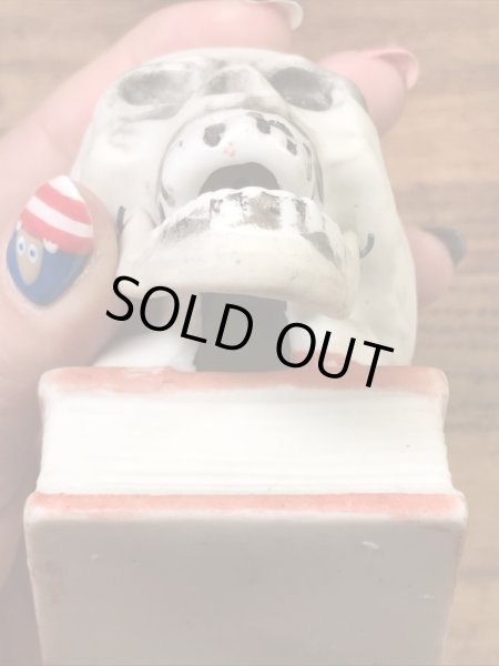 スカルオンブックの陶器製の50年代ビンテージマッチホルダー