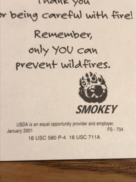 企業キャラクターのスモーキーベアのヴィンテージポストカード