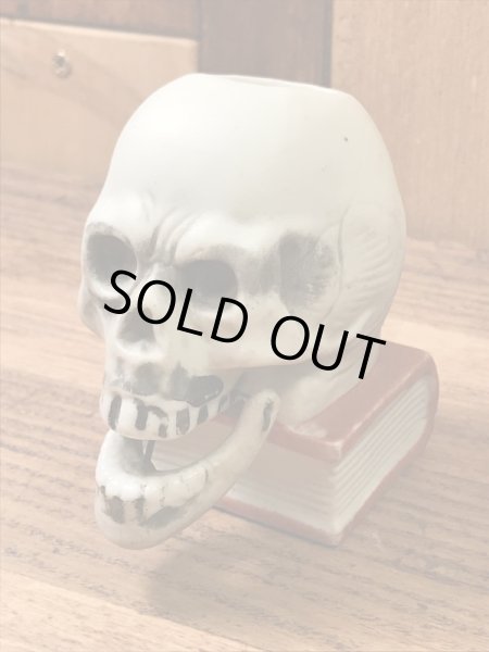 スカルオンブックの陶器製の50年代ビンテージマッチホルダー