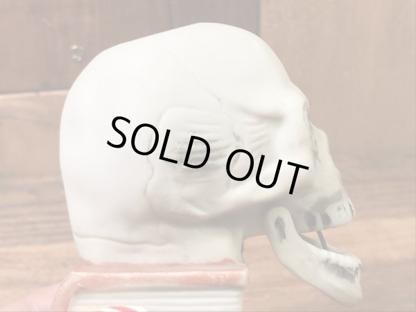 スカルオンブックの陶器製の50年代ビンテージマッチホルダー