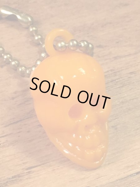 ガムボールマシンのスカルのヴィンテージキーホルダー