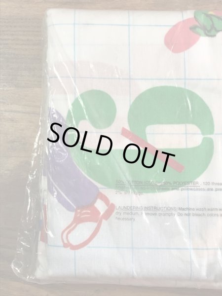 セサミストリートのキャラクターとナンバーが描かれた70’sヴィンテージツインフラットシーツ