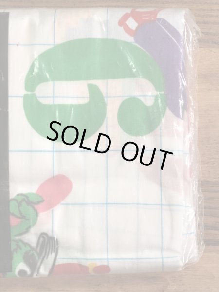 セサミストリートのキャラクターとナンバーが描かれた70’sヴィンテージツインフラットシーツ