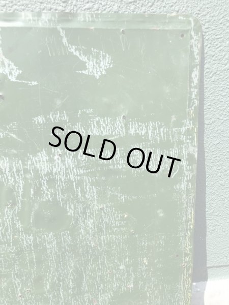 企業キャラクターのケネルレーションの50年代ビンテージ看板