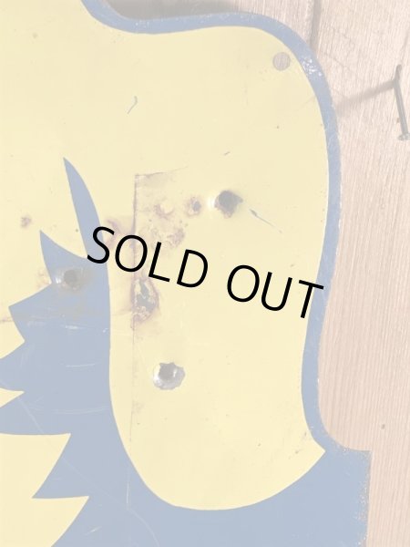 企業キャラクターのケネルレーションの50年代ビンテージ看板