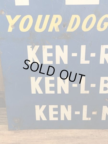 企業キャラクターのケネルレーションの50年代ビンテージ看板