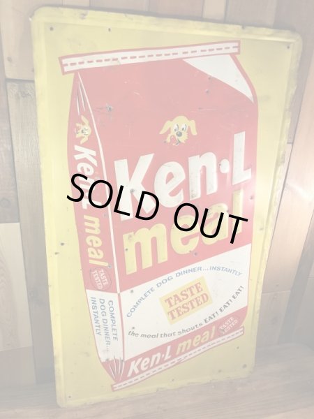 企業キャラクターのケネルレーションの50年代ビンテージ看板