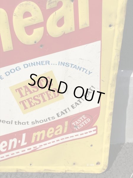 企業キャラクターのケネルレーションの50年代ビンテージ看板