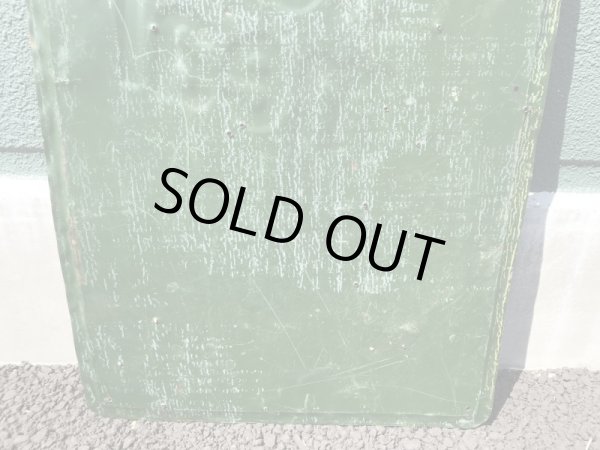 企業キャラクターのケネルレーションの50年代ビンテージ看板