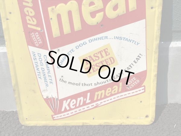 企業キャラクターのケネルレーションの50年代ビンテージ看板