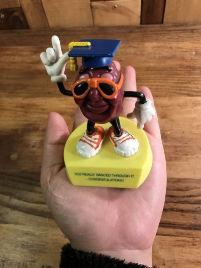 画像3: Applause California Raisins “The Graduates Ben Indasun” PVC Figure　カリフォルニアレーズン　ビンテージ　台付きPVCフィギュア　アドバタイジングキャラクター　80年代