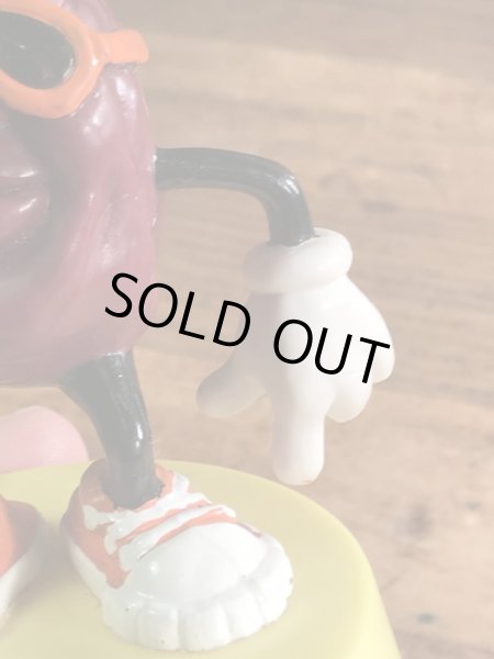 企業キャラクターのカリフォルニアレーズンの80年代ビンテージ台付きPVCフィギュア