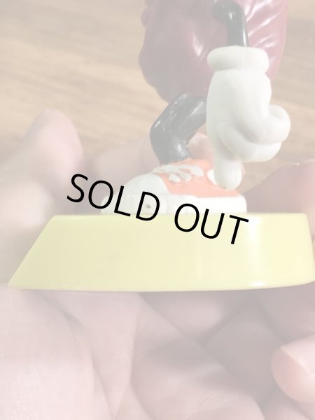 企業キャラクターのカリフォルニアレーズンの80年代ビンテージ台付きPVCフィギュア