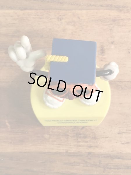 企業キャラクターのカリフォルニアレーズンの80年代ビンテージ台付きPVCフィギュア