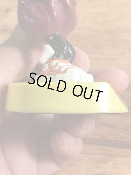 企業キャラクターのカリフォルニアレーズンの80年代ビンテージ台付きPVCフィギュア