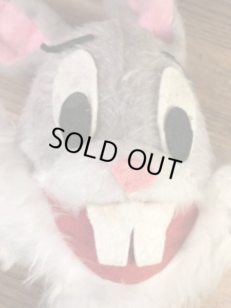 ルーニーテューンズのバッグスバニーの70年代ビンテージ縫いぐるみ