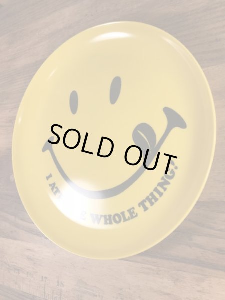 スマイルフェイスと“I Ate The Whole Thing!”のメッセージが書かれた70’sヴィンテージプラスチックプレート