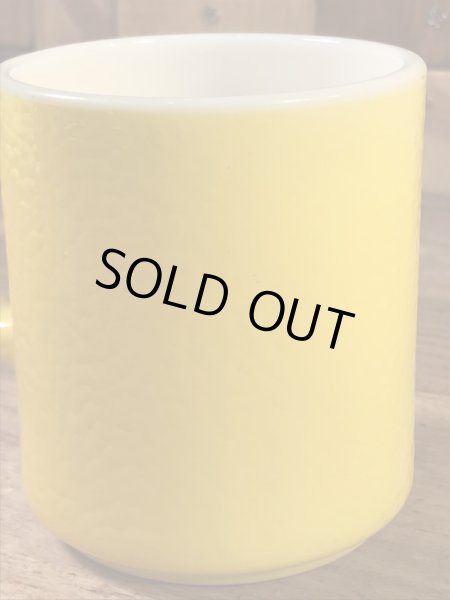 スマイルのミルクガラス製の70年代ビンテージマグカップ