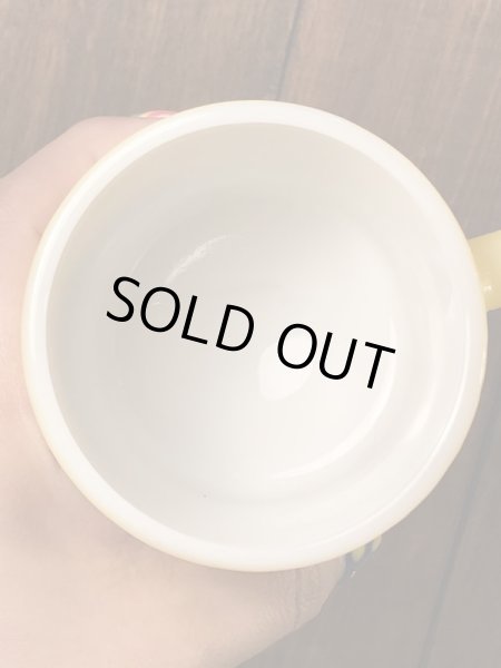 スマイルのミルクガラス製の70年代ビンテージマグカップ