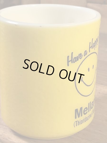 スマイルのミルクガラス製の70年代ビンテージマグカップ