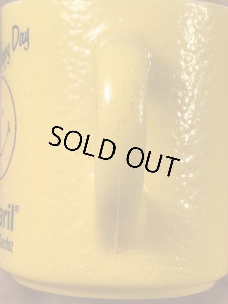 スマイルのミルクガラス製の70年代ビンテージマグカップ