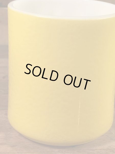 スマイルのミルクガラス製の70年代ビンテージマグカップ