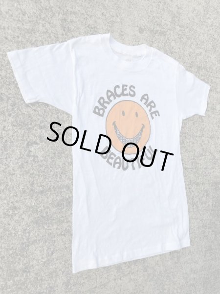 スマイルフェイスの“Braces Are Beautiful”が描かれた70’sヴィンテージTシャツ