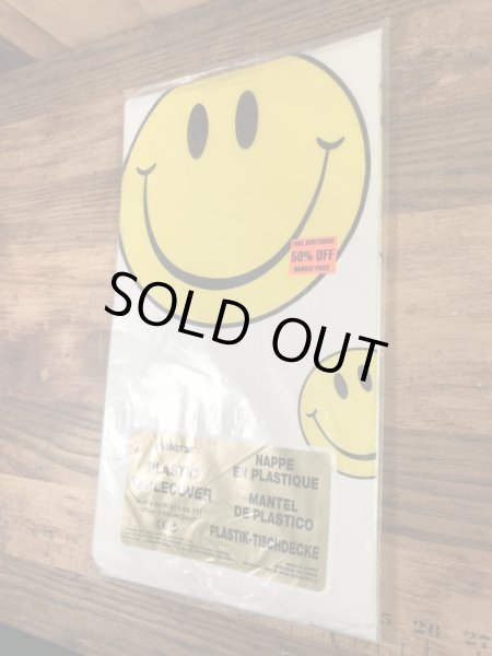 スマイルフェイスのビニール製の80’s〜ヴィンテージテーブルカバー