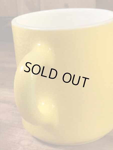 スマイルのミルクガラス製の70年代ビンテージマグカップ