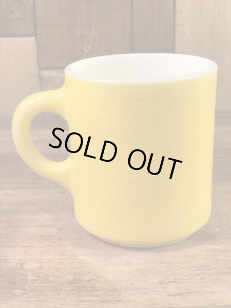 スマイルのミルクガラス製の70年代ビンテージマグカップ