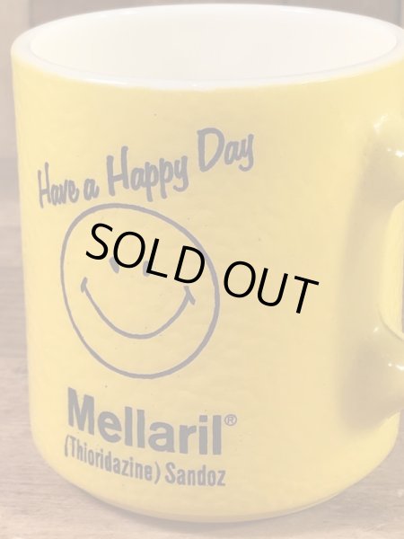 スマイルのミルクガラス製の70年代ビンテージマグカップ