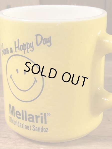 スマイルのミルクガラス製の70年代ビンテージマグカップ