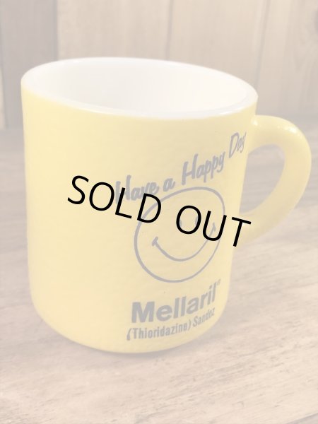 スマイルのミルクガラス製の70年代ビンテージマグカップ