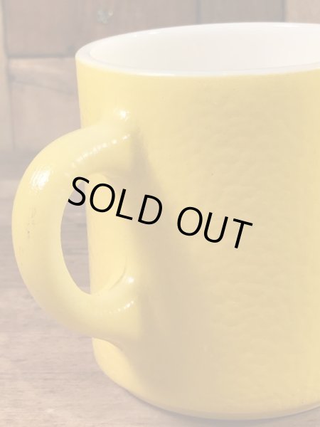 スマイルのミルクガラス製の70年代ビンテージマグカップ