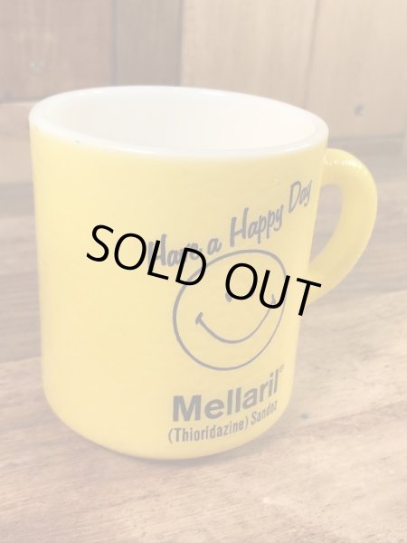 スマイルのミルクガラス製の70年代ビンテージマグカップ