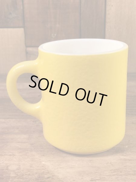 スマイルのミルクガラス製の70年代ビンテージマグカップ