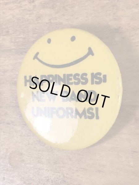 “Happiness Is New Band Uniforms!”と書かれたスマイルフェイスの70’sヴィンテージ缶バッチ