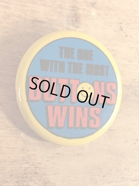 “The One With The Most Buttons Wins”と書かれたスマイルの80年代ビンテージ缶バッジ