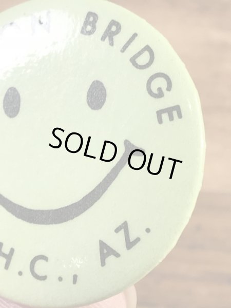 “London Bridge L.H.C.,AZ.”と書かれたスマイルフェイスの70’sヴィンテージ缶バッチ