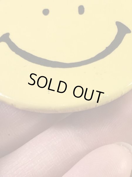 スマイルフェイスのブリキ製の70’sヴィンテージ缶バッチ