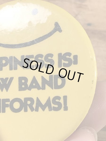 “Happiness Is New Band Uniforms!”と書かれたスマイルフェイスの70’sヴィンテージ缶バッチ