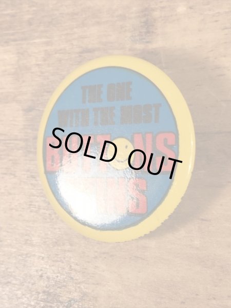 “The One With The Most Buttons Wins”と書かれたスマイルフェイスの80’sヴィンテージ缶バッチ