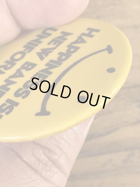 “Happiness Is New Band Uniforms!”と書かれたスマイルの70年代ビンテージ缶バッジ