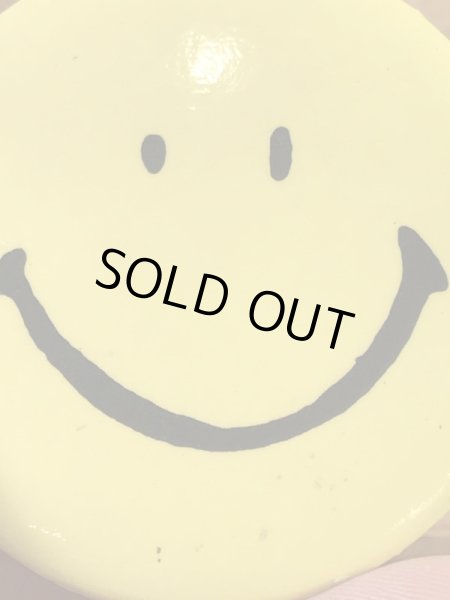 スマイルのブリキ製の70年代ビンテージ缶バッジ