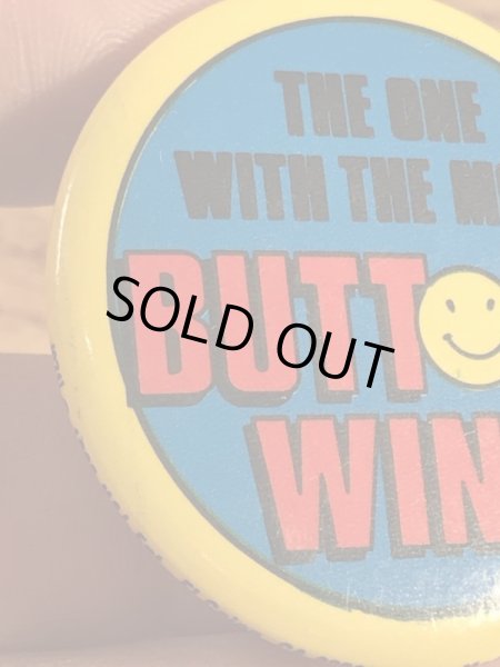 “The One With The Most Buttons Wins”と書かれたスマイルの80年代ビンテージ缶バッジ