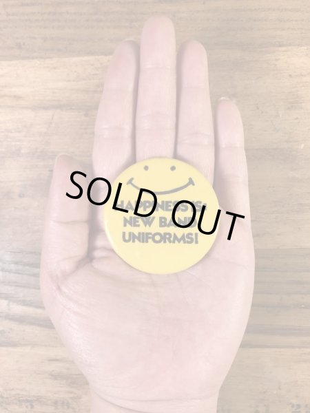 “Happiness Is New Band Uniforms!”と書かれたスマイルフェイスの70’sヴィンテージ缶バッチ