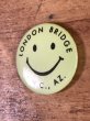 “London Bridge L.H.C.,AZ.”と書かれたスマイルフェイスの70’sヴィンテージ缶バッチ