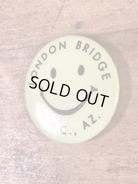 “London Bridge L.H.C.,AZ.”と書かれたスマイルフェイスの70’sヴィンテージ缶バッチ