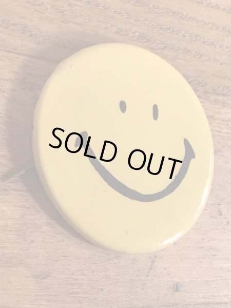 スマイルのブリキ製の70年代ビンテージ缶バッジ